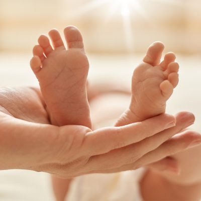 Mother's hand holding newborn baby's barefoot, mommy making mass naturopathe nice-naturopathie pediatrique nice centre-yoga vieux nice-perinatalite alpes maritimes-accompagnement femme enceinte paca-naturopathie thiers nice-conseils femme enceinte coeur de nice